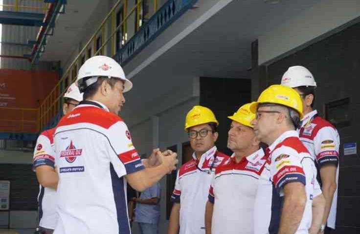 Antusias Tim Gresini Racing Melihat Proses Pembuatan Produk-produk Oli Federal Oil